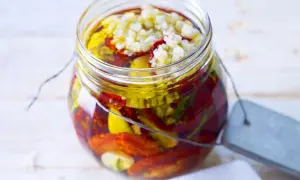 Glas mit getrockneten Tomaten, Knoblauch und Kräutern in Öl. Perfekt zum getrocknete tomaten einlegen.