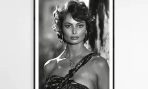 Ikoniczna Sophia Loren, jej zjawiskowa figura i spojrzenie hipnotyzują. Ubrana w błyszczącą suknię, z elegancką biżuterią.