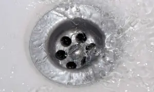 Wasser staut sich im Abfluss. Die Badewanne ist verstopft, Rohrreiniger hilft nicht.