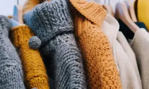 Jak suszyć sweter, aby uniknąć deformacji i zachować kształt