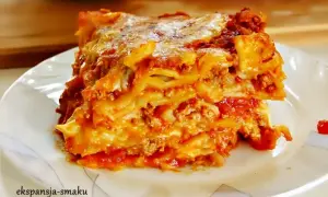 Pyszna porcja lasagne bez beszamelu, z bogatym sosem mięsnym i ciągnącym się serem. Idealna na rodzinny obiad.