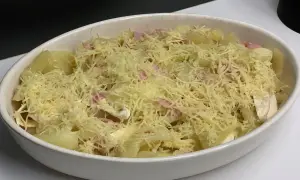 Gratin de pommes de terre et jambon, prêt pour la cuisson. Une délicieuse recette patisson, facile et rapide à préparer.