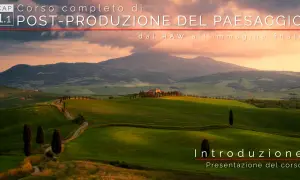 Paesaggio toscano al tramonto, con colline verdi e un casale. Testo: "Corso completo di POST-PRODUZIONE DEL PAESAGGIO dal RAW all'immagine finale. Introduzione". Perfetto per imparare le azioni Photoshop.
