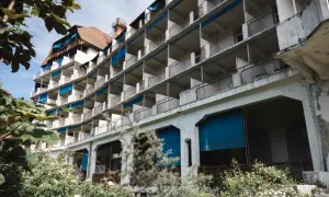 Bâtiment abandonné aux balcons répétitifs, envahi par la végétation. Une exploration urbex à Montargis, où le temps a laissé sa marque.