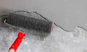 Rouleau débulleur sur ragréage frais. Le temps de séchage ragréage pour marcher dessus est bientôt terminé.