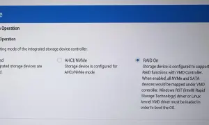 Ustawienia kontrolera pamięci masowej: wybrany tryb NVMe RAID On. Wymaga sterownika RST lub VMD do rozruchu systemu.