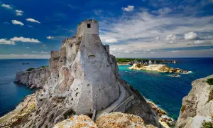 Rocche imponenti e mare cristallino: ecco cosa vedere a San Domino, un gioiello delle Tremiti.