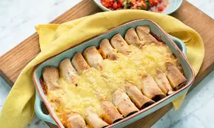 Enchiladas kyckling i ugnsform, gyllene och gratinerade med ost. Serveras med en fräsch tomatsalsa.