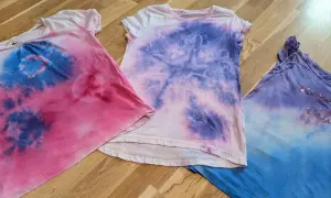 Batik-Shirts in Rosa, Lila und Blau, perfekt für das Batiken mit Kindern. Ein Spaß für die ganze Familie!