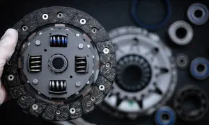 Gros plan sur un embrayage de voiture, pièce essentielle pour le bon fonctionnement d'une boîte automatique.
