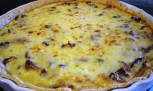 En gyllene kantarellpaj med bacon, perfekt för en höstig middag.
