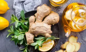 Zenzero, limone e menta per una tisana benefica. Scopri le zenzero proprietà per il benessere.