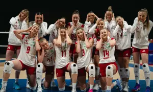 Siatkarki reprezentacji Polski w Lidze Narodów kobiet, z rękami na uszach, celebrują zwycięstwo.