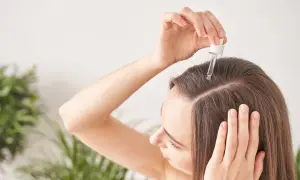 Application d'un sérum sur le cuir chevelu. Le résultat : des cheveux plus forts et brillants, un vrai "avant après" grâce à l'eau de rose.