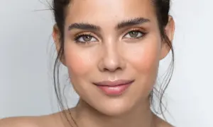 Delikatny makijaż oczu brązowych podkreśla naturalne piękno, dodając subtelnego blasku.