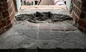 Kamienne wyrycia na parapecie okna twierdzy Wisłoujście. Sprawdź twierdza wisłoujście cennik, by poznać ceny wstępu.