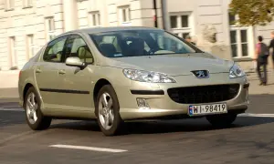 Złoty Peugeot 407 2.0 HDi w ruchu miejskim.