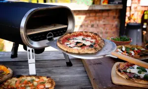 En pizzasten ugn med perfekt temperatur för krispiga pizzor. Flera läckra pizzor ligger redo att serveras.