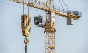 Zarobki operatora dźwigu samojezdnego: Ile zarobisz w 2024?