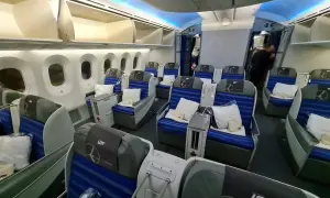 Komfortowe fotele w klasie biznes LOT, gotowe na podróż.