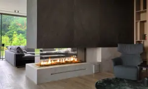 Nowoczesny salon z panoramicznym oknem i wkładem elektrycznym do kominka, tworzącym przytulną atmosferę.