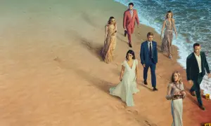 En grupp människor i eleganta kläder går längs en strand. Kanske är de det perfekta paret, eller så döljer de mörka hemligheter.