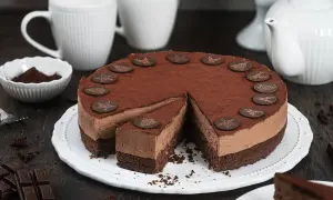 Eine köstliche Schoko Torte, bestäubt mit Kakao und verziert mit Schokoladen-Anis-Motiven, wartet auf Genießer.
