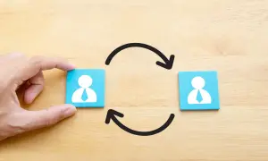 Dadi con icone di persone e frecce circolari, illustrano il turnover significato di cambio.