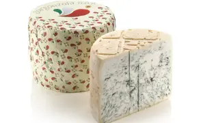 Kawałek sera gorgonzola DOP z widocznymi niebieskimi żyłkami, obok okrągłego opakowania z motywem paisley.