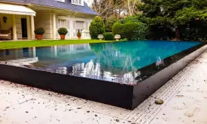 Impresionante piscina de borde infinito, un oasis de **piscinas de lujo modernas** junto a una villa blanca.