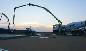 Beton z gruszki czy betoniarki? Klucz do opłacalnej budowy.