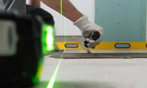Jak używać poziomicy laserowej? Praktyczny poradnik krok po kroku