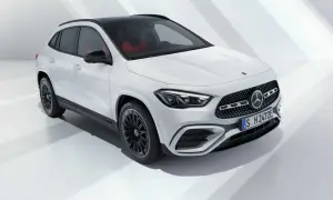 Nuova Mercedes GLA 2026 bianca con interni rossi, un SUV compatto ed elegante pronto per il futuro.