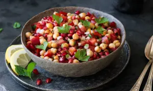 Bunter Kichererbsensalat mit Granatapfelkernen, Tomaten und Petersilie. Perfekt als Beilage oder leichtes Hauptgericht. Was passt zu Kichererbsensalat? Frisches Brot!