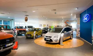 Ford-återförsäljare med flera bilar, inklusive en silverfärgad S-Max årsmodell 2015, en gul Ford Fiesta och en orange Ford Ranger.