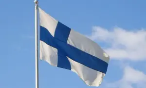 Flaga Finlandii: Co symbolizuje biel i błękit? Poznaj jej sekrety