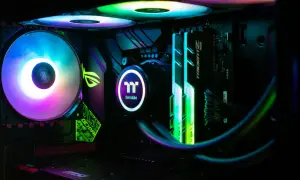 Wnętrze komputera z podświetleniem RGB. Wiatraki, RAM TridentZ i chłodzenie Thermaltake tworzą obraz najdroższego komputera na świecie.