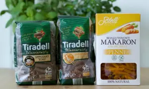 Dwa opakowania makaronu pełnoziarnistego Tiradell i jedno opakowanie makaronu bezglutenowego Sotelli z marchwią.