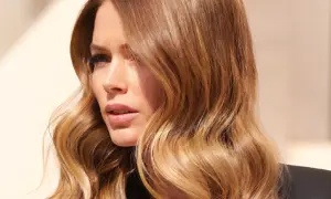 Capelli con sfumature ombré, onde morbide e un look naturale che cattura la luce.