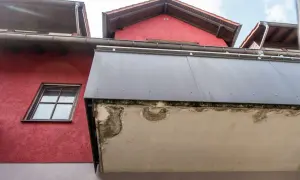 Betonplatte eines Balkons zeigt deutliche Schäden, die auf eine notwendige Sanierung hindeuten.