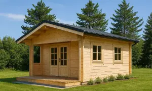 Cabaña de madera con porche y ventanas, rodeada de césped y árboles. ¿Será de abeto vs pino?