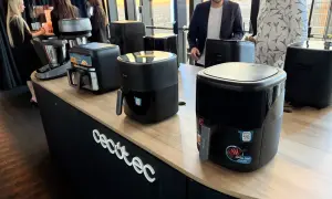 Prezentacja urządzeń kuchennych marki Cecotec. Na ladzie stoją frytkownice beztłuszczowe i robot kuchenny.