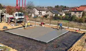 Fundament pod dom 70m2: Płyta czy ławy? Poznaj koszty i uniknij błędów