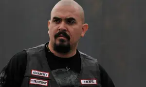 Noel Gugliemi w kamizelce z naszywkami "Anarchy", "V President", "Hope", "Original".