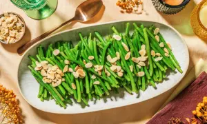 Une belle recette haricot vert, servis dans un plat ovale, parsemés d'amandes effilées. Une touche de couleur et de saveur pour votre table.