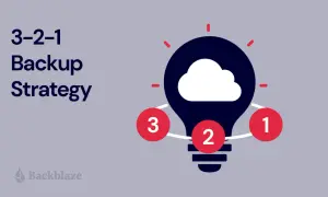 Estrategia 3-2-1 para copia de seguridad Windows 10. Una bombilla con una nube representa la idea de proteger tus datos.