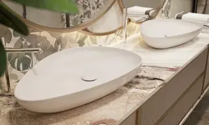 Elegancka łazienka z dwiema owalnymi umywalkami z konglomeratu. Zastanawiasz się nad umywalka z konglomeratu wady i zalety?
