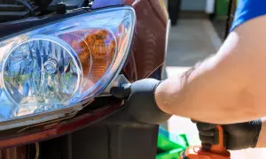 Ajustement du réglage phare d'une voiture avec une visseuse.