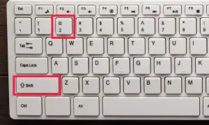 Klawiatura pokazuje, jak zrobic małpe na laptopie: naciśnij Shift i klawisz z @ i 2.