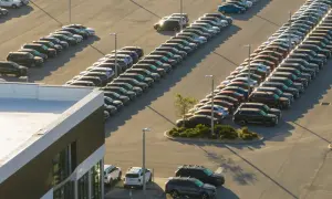 Duży parking lotniskowy w Düsseldorfie, pełen rzędów nowych samochodów. Zastanawiasz się, ile kosztuje parking na lotnisku w Düsseldorfie?